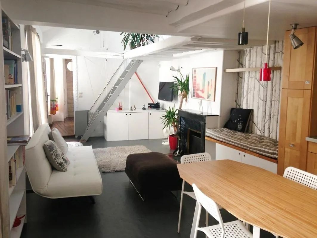 Charming 2-Bedroom Duplex Bastille contacts